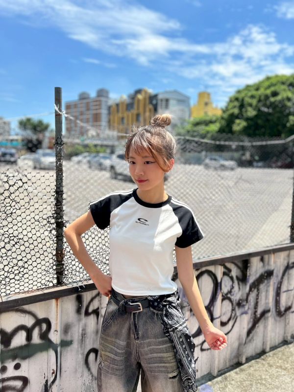 【現貨】C字撞色線條短版上衣 