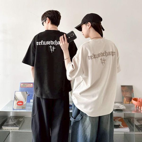 【現貨】哥德字星芒刺繡麂皮短Tee 