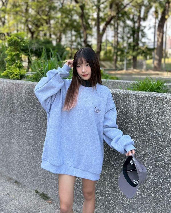 【現貨】反車線草寫刷毛大學Tee 