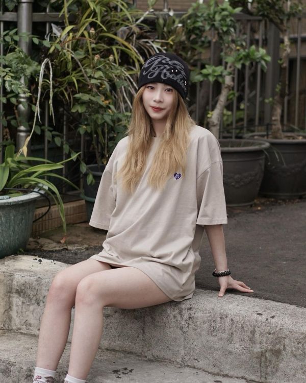 【現貨】撞色小愛心刺繡短Tee 