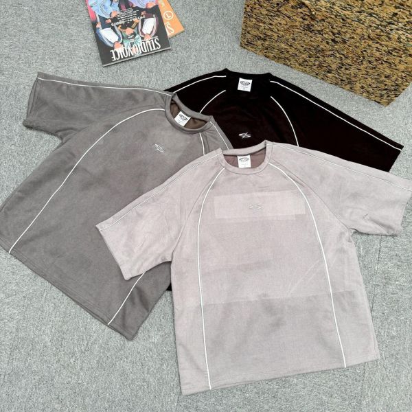 【現貨】銀膠圖標織帶麂皮短Tee 