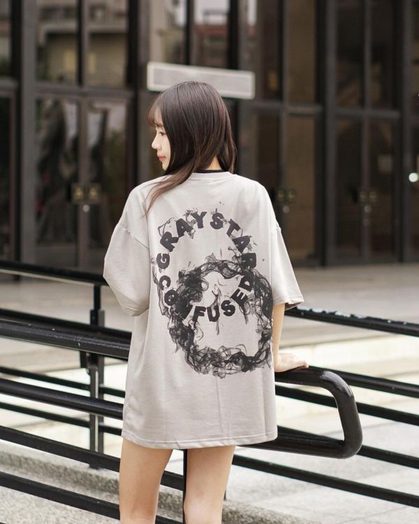 現貨【街頭最強背影殺手】環形煙霧字母短Tee 