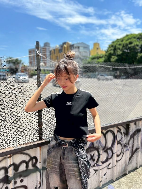 【現貨】C字撞色線條短版上衣 