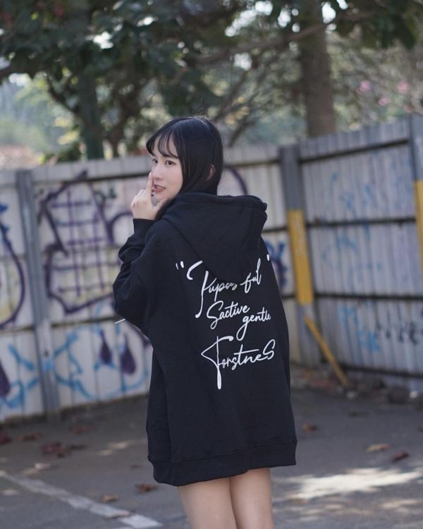 現貨【牛奶暖絨】草寫英字牛奶絨帽Tee 