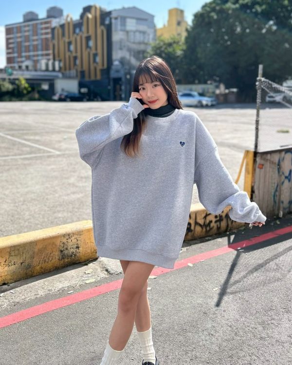 【現貨】愛心笑臉刺繡刷毛大學Tee 