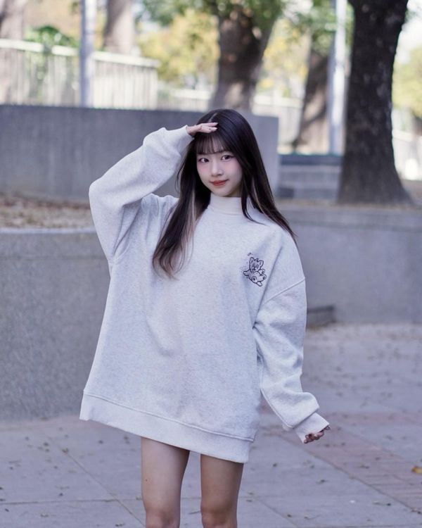 現貨【牛奶暖絨】跌倒狗狗牛奶絨大學Tee 