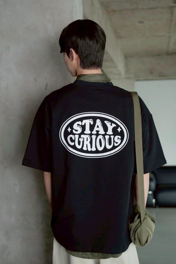 STAY CURIOUS橢圓膠印短Tee 