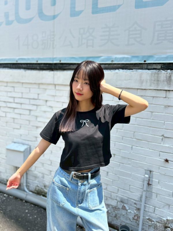 【現貨】胸前刺繡蝴蝶結短版上衣 