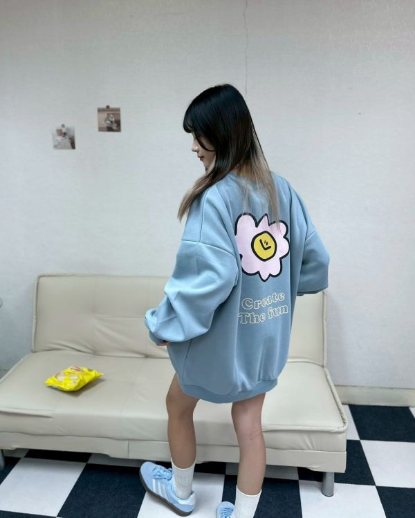 【現貨+預購】微笑花簍空英字大學Tee 