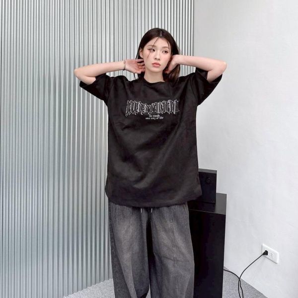 【現貨】哥德字車線刺繡短Tee 