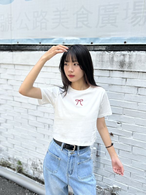 【現貨】胸前刺繡蝴蝶結短版上衣 