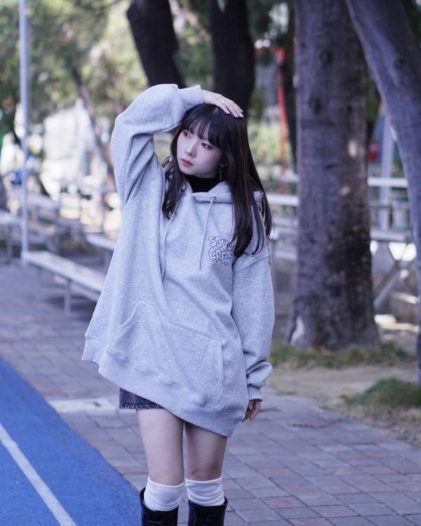 現貨【牛奶暖絨】簍空字母牛奶絨帽Tee 