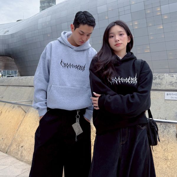 【現貨】CROSSMEDIA 刺繡街頭抓痕字寬短帽Tee 