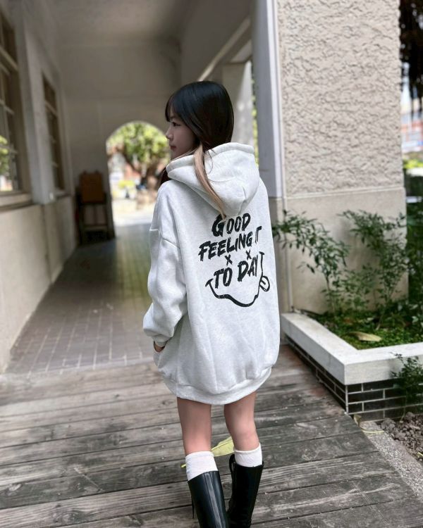 【現貨】GOOD FEELING吐舌笑臉刷毛帽Tee 