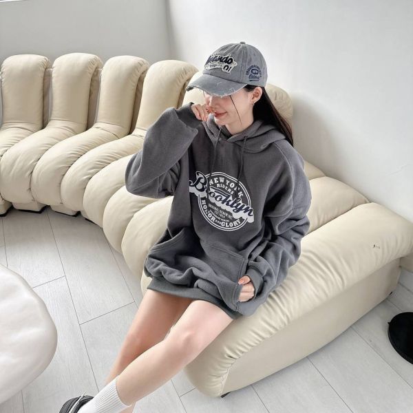 Brooklyn徽章印刷毛帽Tee 