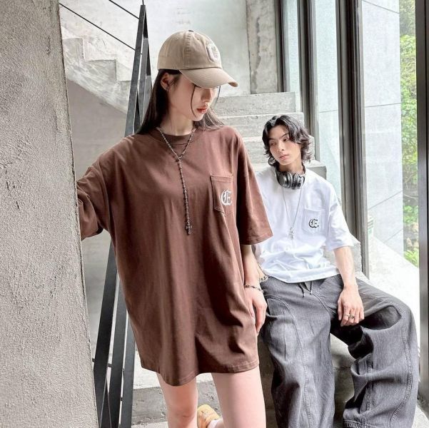 哥德字刺繡口袋短Tee 