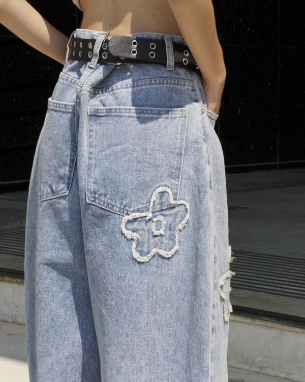 【現貨+預購】花朵貼布牛仔彎刀褲 