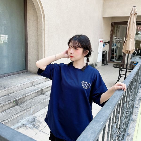 【現貨】圍巾小男孩插圖Tee 