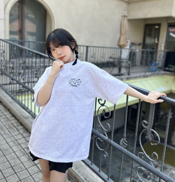 【現貨】圍巾小男孩插圖Tee 