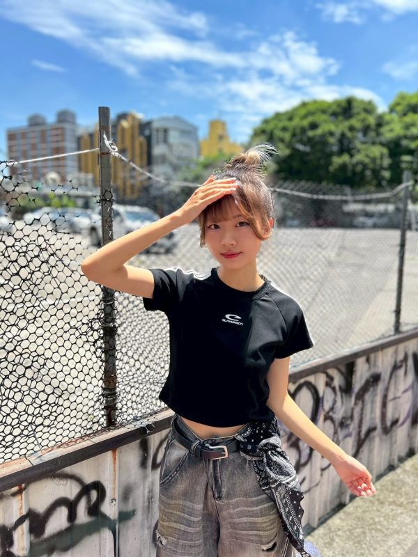 【現貨】C字撞色線條短版上衣 