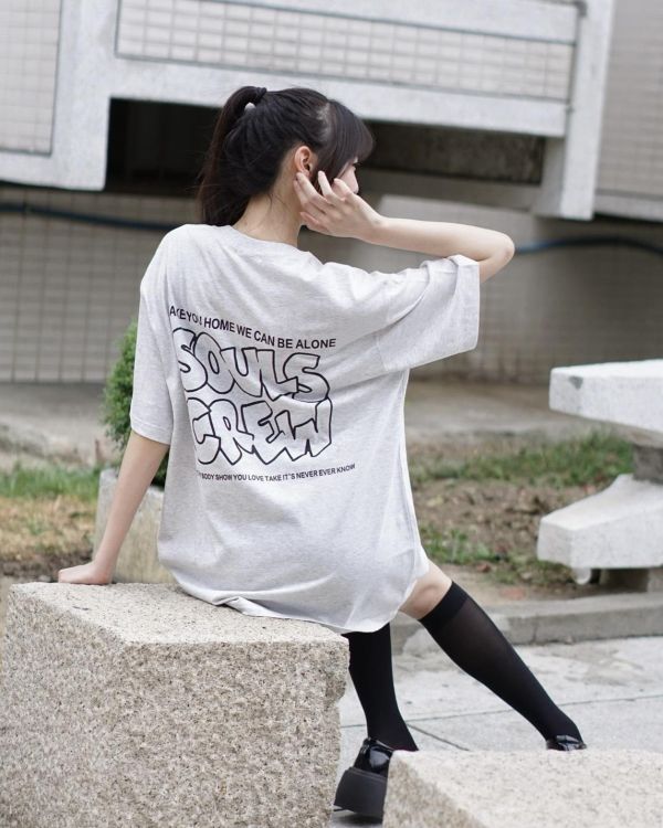 【現貨】簍空字母短Tee 