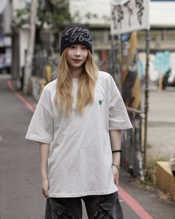 【現貨】撞色小愛心刺繡短Tee 