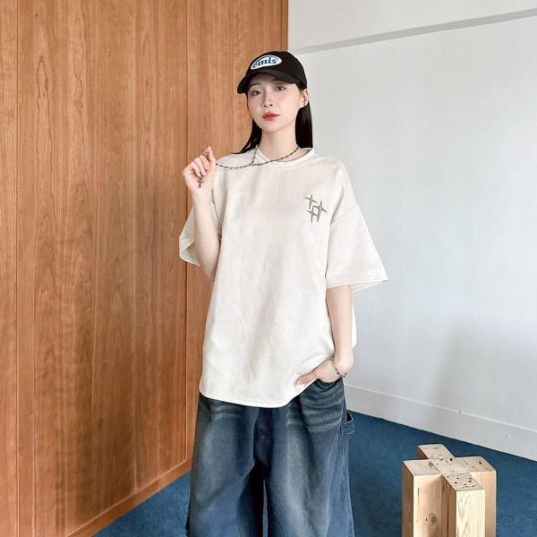 【現貨】哥德字星芒刺繡麂皮短Tee 