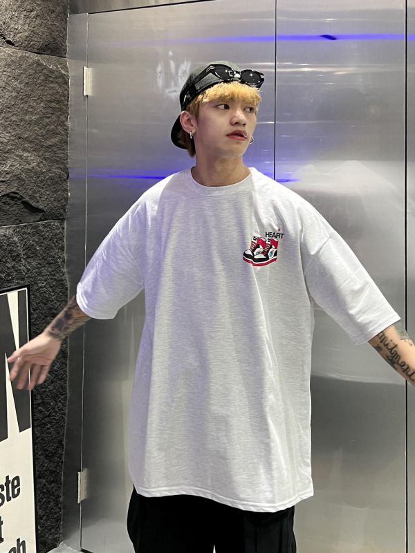 【現貨】背後超炫球鞋Tee 