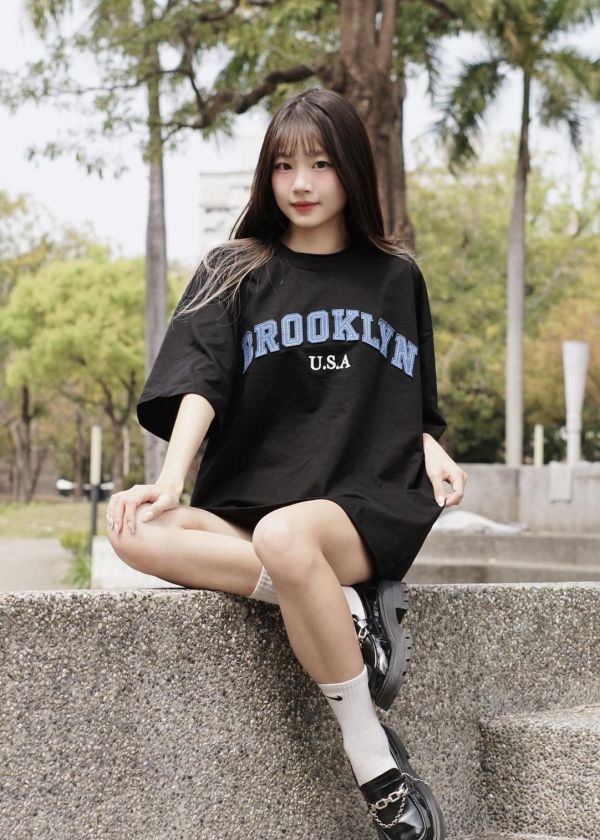 【現貨+預購】BROOKLYN牛仔貼布刺繡短Tee 