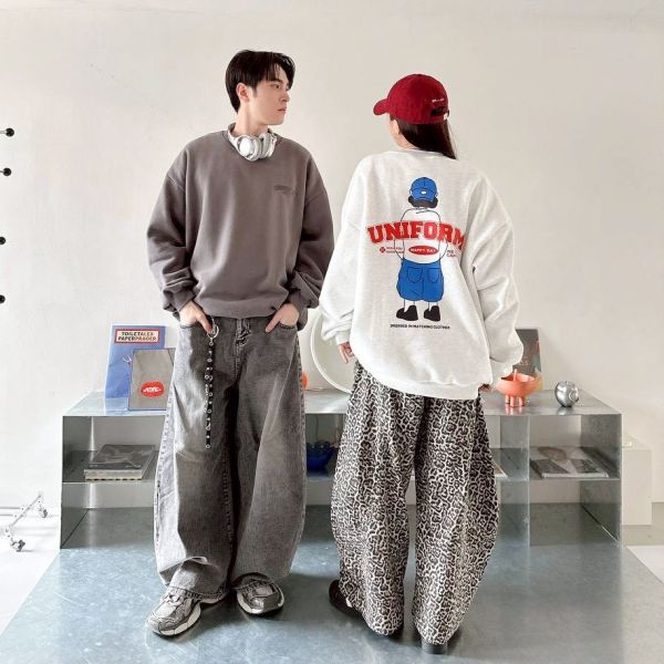 【現貨】UNIFORM男孩背影刷毛大學Tee 