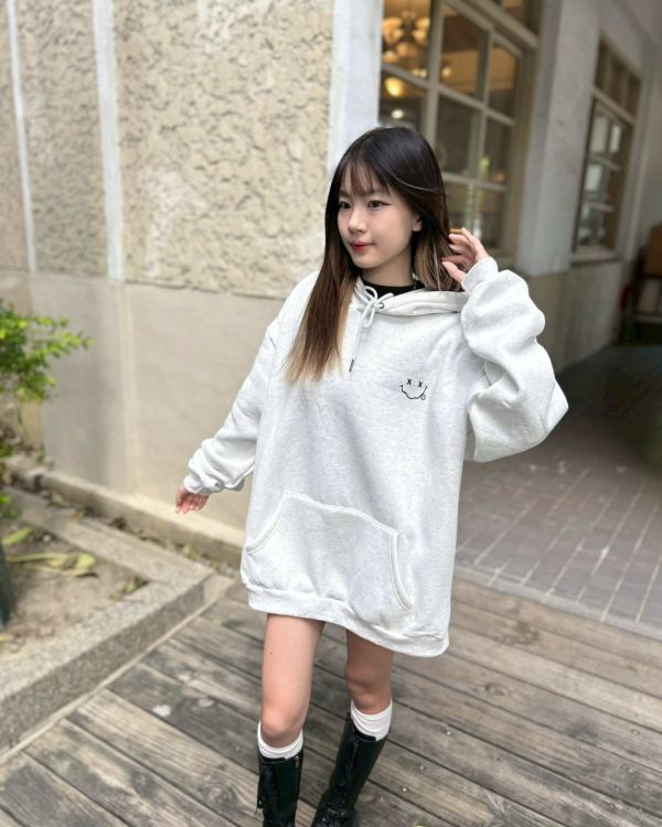 【現貨】GOOD FEELING吐舌笑臉刷毛帽Tee 