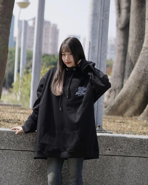 現貨【牛奶暖絨】藝術英字塗鴉牛奶絨帽Tee 