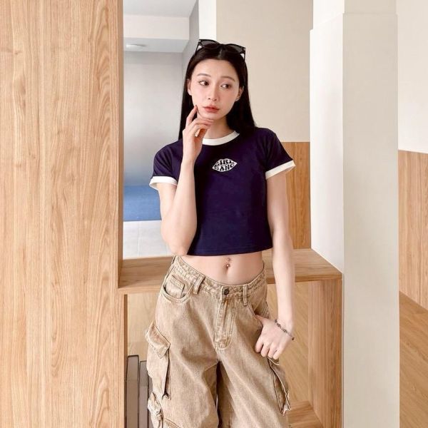 【現貨】 girl gang泡泡字唇印撞色短版Tee 
