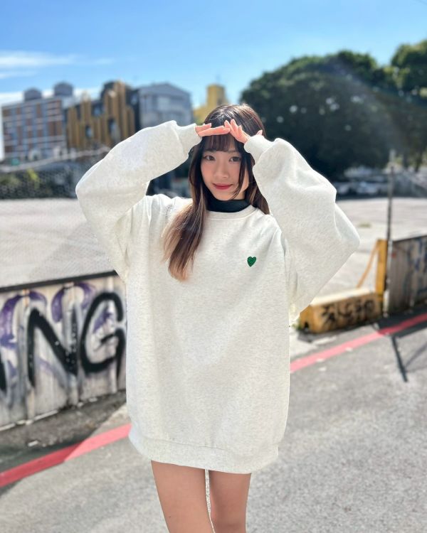 【現貨】愛心笑臉刺繡刷毛大學Tee 