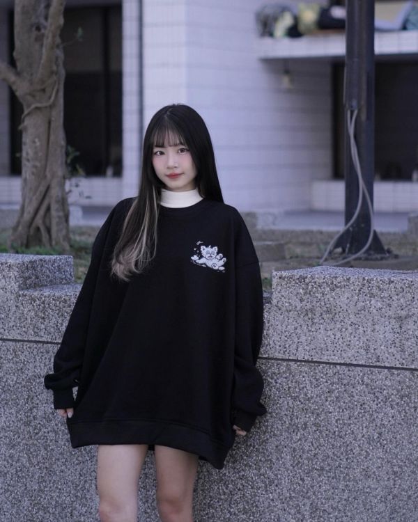 現貨【牛奶暖絨】跌倒狗狗牛奶絨大學Tee 