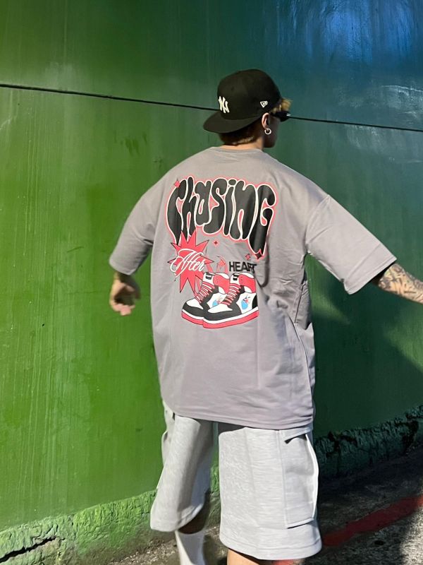 【現貨】背後超炫球鞋Tee 