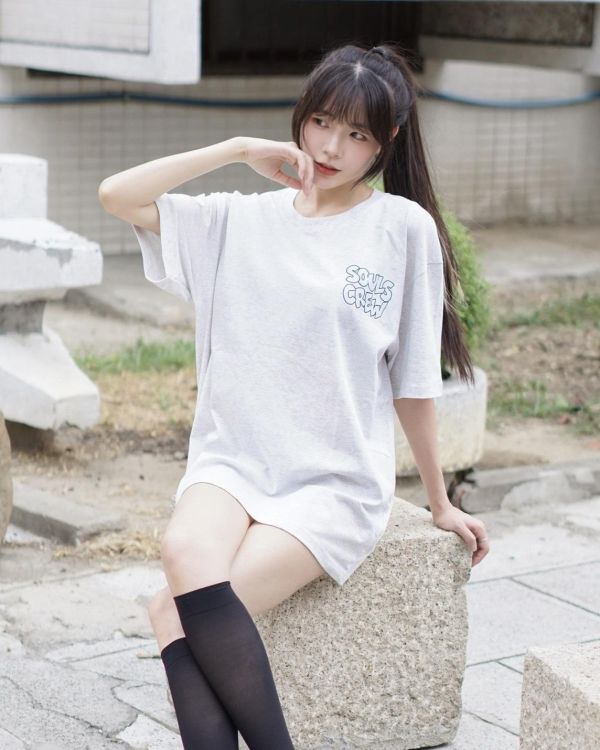 【現貨】簍空字母短Tee 