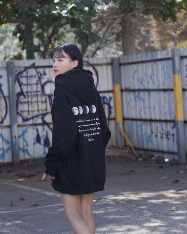 現貨【牛奶暖絨】月相日記牛奶絨帽Tee 