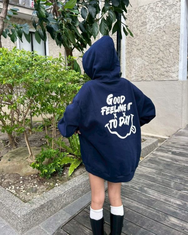 【現貨】GOOD FEELING吐舌笑臉刷毛帽Tee 