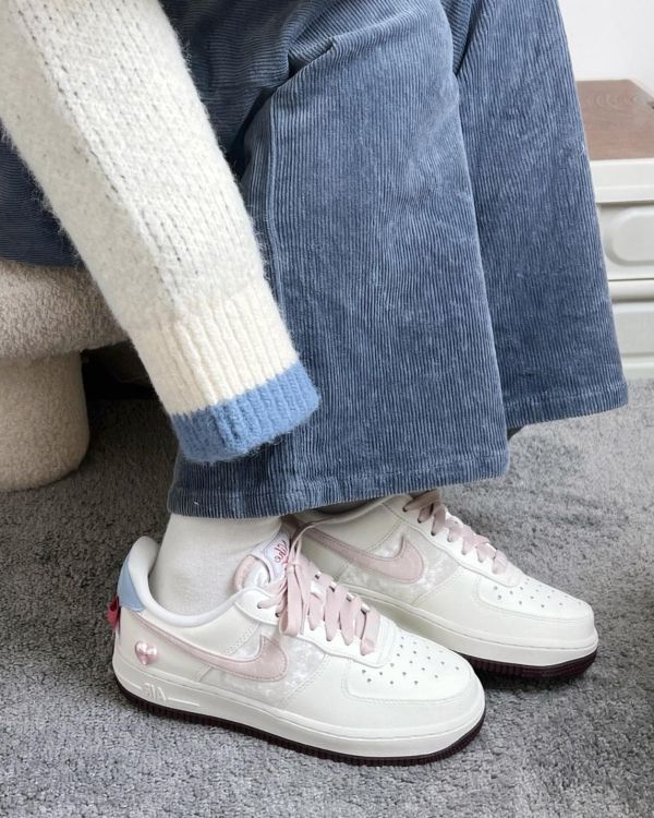 【限量 | 情人節限定】NIKE AIR FORCE 1 'Valentine's Day'白粉 愛心鎖 蝴蝶結 
