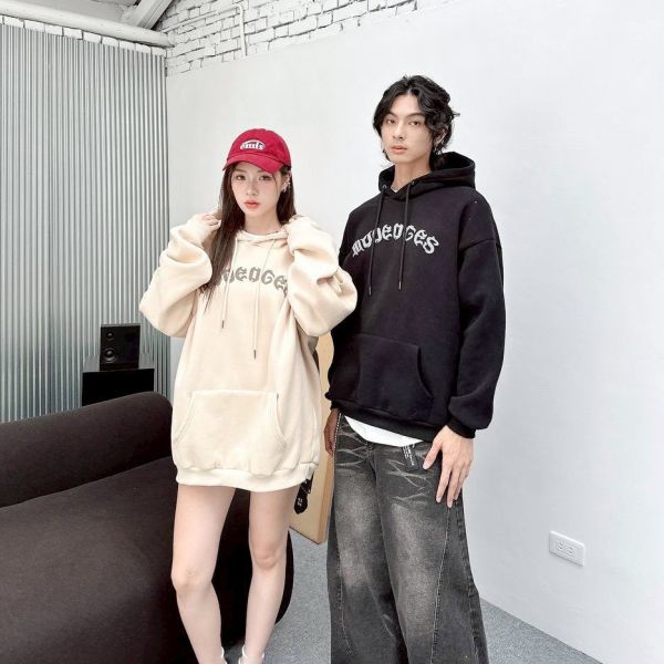 哥德字發泡環繞刷毛帽Tee 