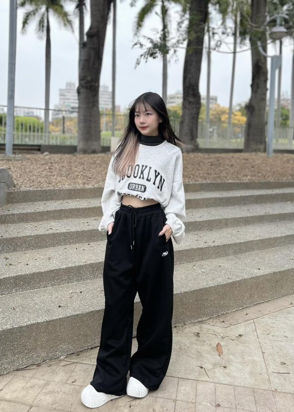 現貨+預購【休閒穿搭必備】刺繡小標闊腿棉褲 