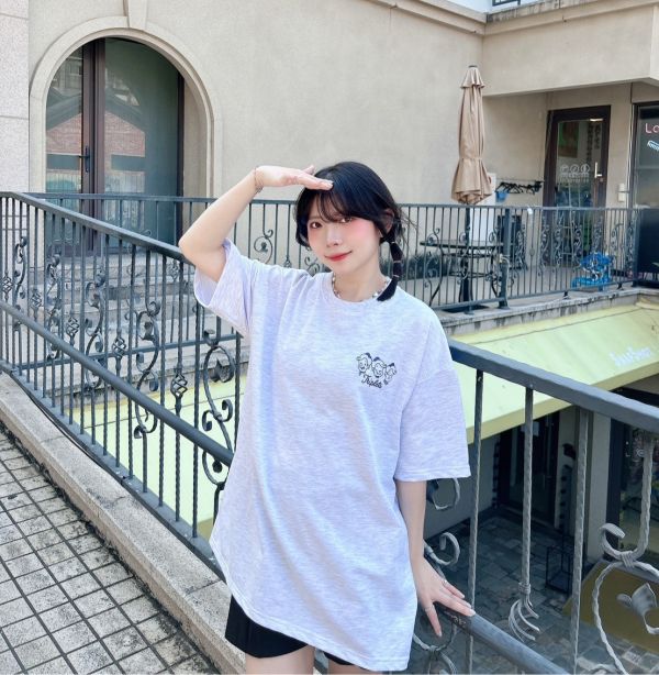 【現貨】圍巾小男孩插圖Tee 