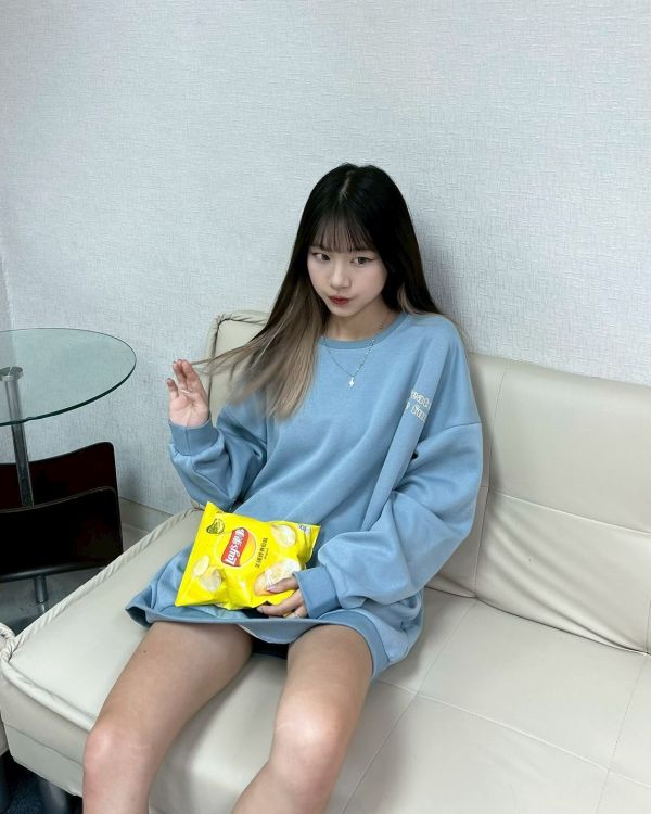 【現貨+預購】微笑花簍空英字大學Tee 