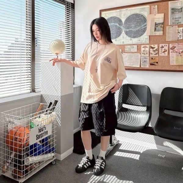 【現貨】貓咪伸展塗鴉感印花短Tee 