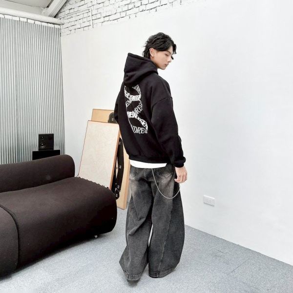 哥德字發泡環繞刷毛帽Tee 