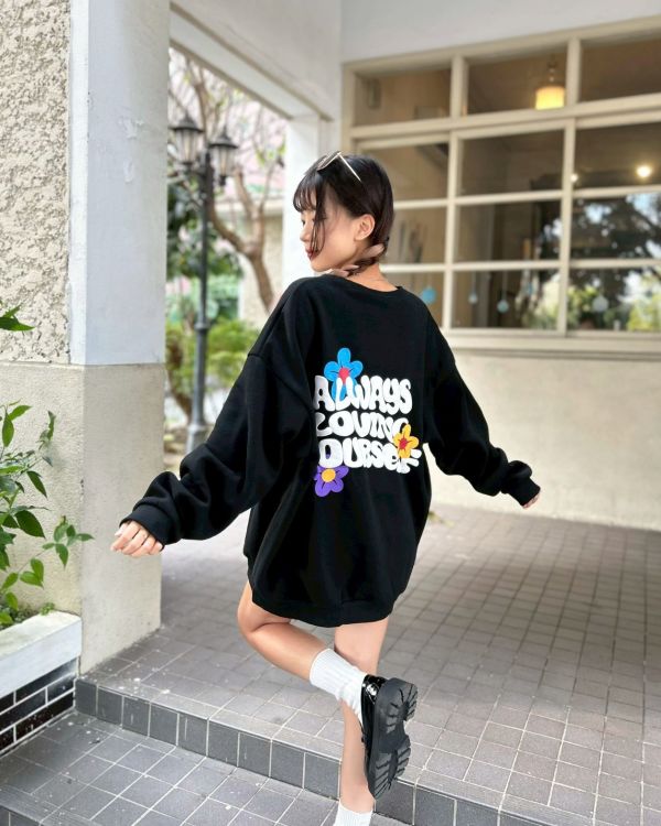 【現貨+預購】發泡字母花朵刷毛大學Tee 