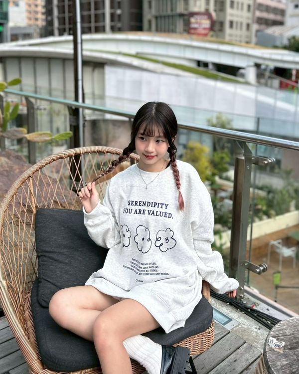 現貨【牛奶暖絨】SERENDIPITY花朵牛奶絨大學Tee 