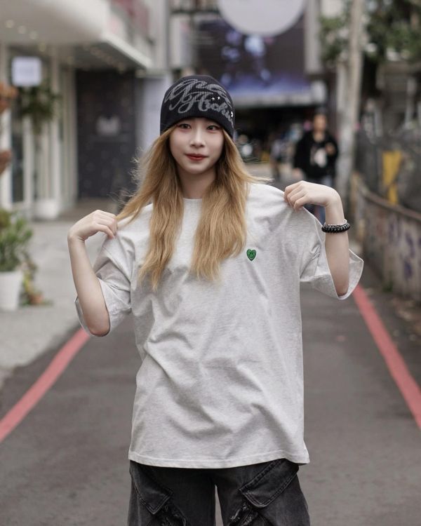 【現貨】撞色小愛心刺繡短Tee 