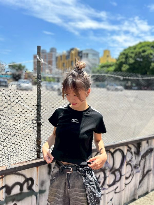 【現貨】C字撞色線條短版上衣 